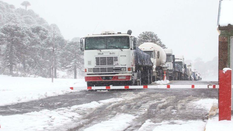 La nieve impidió el paso de vehículos durante gran parte del día.