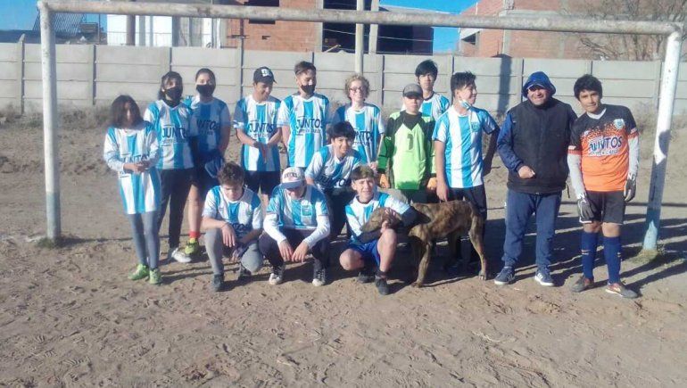 Más de 700 chicos de Plottier reclaman una cancha para poder jugar