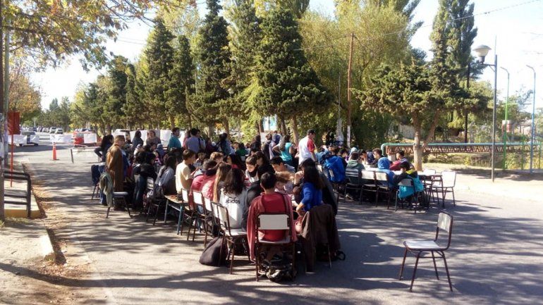 El CPEM 8 de Plottier tuvo clases en la calle en reclamo de obras