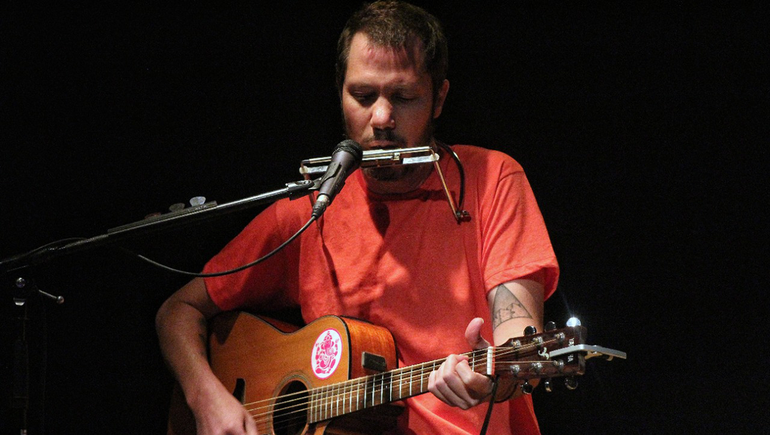 Distinto, el neuquino Rafo Grin despide el año a pura música