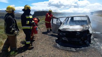 feroz incendio destruyo por completo el auto de una familia que viajaba a chile feroz incendio destruyo por completo el auto de una familia que viajaba a chile