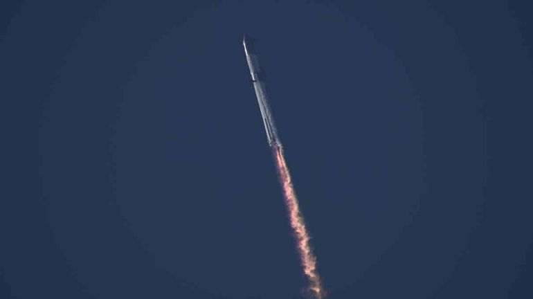 La compañía espacial explicó que el propulsor explotó de manera no programada, muy poco después de la separación. La compañía espacial explicó que el propulsor explotó de manera no programada, muy poco después de la separación.