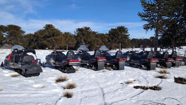 Turistas sorprendidos con motos de nieve y domos en un área natural protegida de Villa Pehuenia