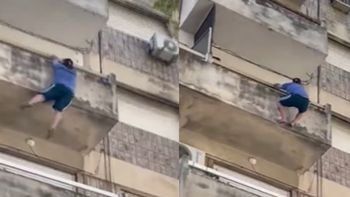 El incidente quedó registrado por los vecinos, que fueron testigos de cómo el hombre trataba de sostenerse del balcón, pero finalmente cayó. El incidente quedó registrado por los vecinos, que fueron testigos de cómo el hombre trataba de sostenerse del balcón, pero finalmente cayó.