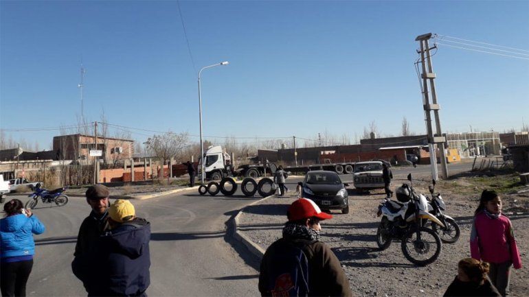 Reclaman por regularización de la luz y cortan calles en el Parque Industrial