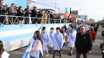 Figueroa, Gaido y funcionarios, en el palco del acto por el Día de la Independencia.