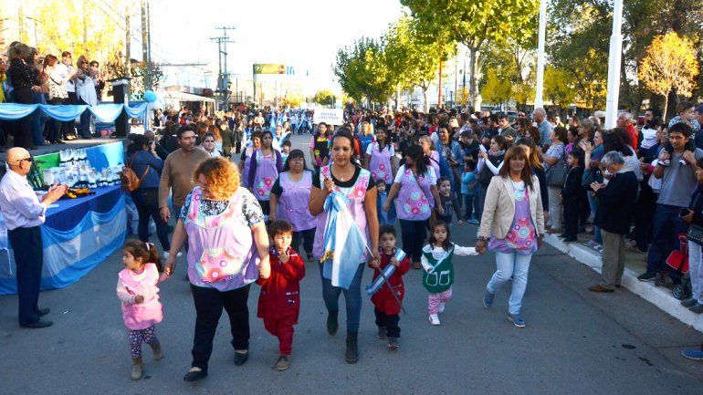 El intendente Andrés Peressini le regaló un cachorro al gobernador Omar Gutiérrez. Instituciones y escuelas sumaron mucho color al desfile que se realizó en horas de la tarde.