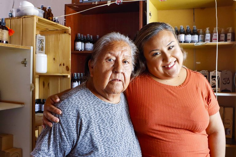 Vivi junto a Rosa, su abuela, a la que ayuda y de la que siempre estará agradecida.