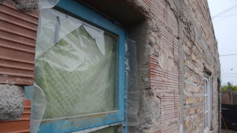 Los vidrios de la vivienda quedaron destrozados tras el ataque.