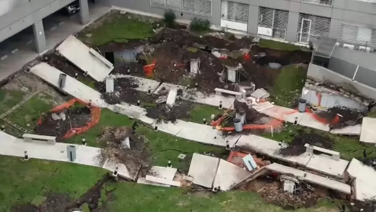 El derrumbe fue del techo del estacionamiento y provocó la evacuación de 300 vecinos.