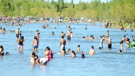 Los últimos fines de semana fueron muy calurosos y la gente se volcó a la costa del Limay.