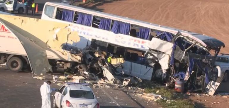 Quiénes son las víctimas fatales del brutal choque entre un camión y un micro en la Ruta 3