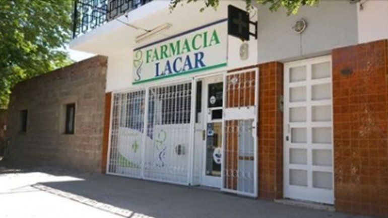 Con un arma, amenazó a un cliente en una farmacia y se llevó menos de 400 pesos