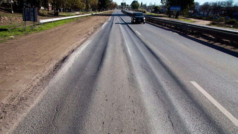 Un verdadero desastre: los autos ya no circulan por uno de los carriles porque tocan abajo y se rompen.