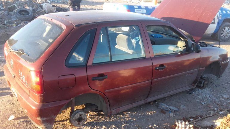 Denunciaron el robo de un auto en pleno centro y lo encontraron desmantelado en el oeste