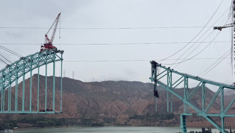 Tragedia en China: colapsó un puente en construcción y registran al menos 12 muertos