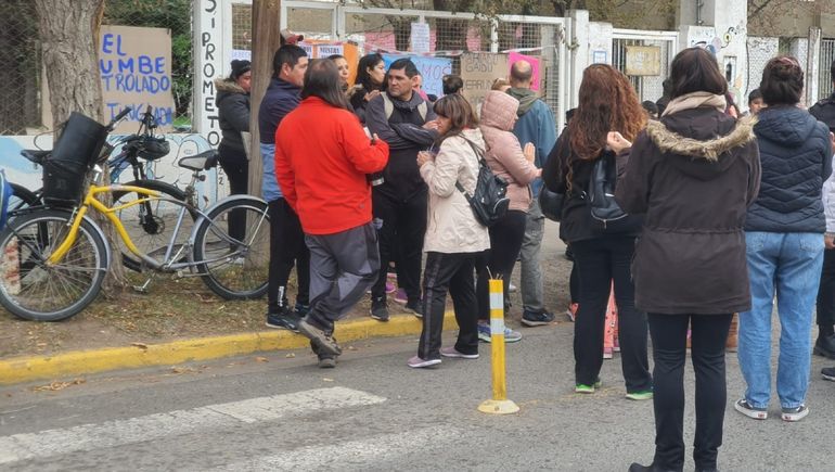 La comunidad de la escuela 207 se manifestó para que se acelere el proceso de reubicación. La comunidad de la escuela 207 se manifestó para que se acelere el proceso de reubicación.