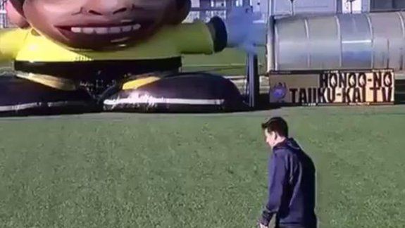 Messi venció a un arquero gigante de la TV japonesa