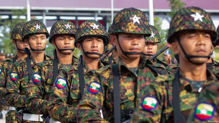 Soldados de guardia en un paso fronterizo de Myanmar. Soldados de guardia en un paso fronterizo de Myanmar.