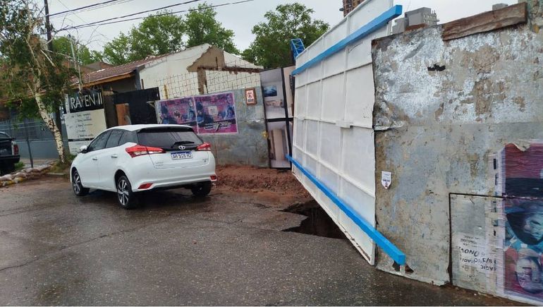 Las tormentas y lluvias socavaron una obra en construcción. Las tormentas y lluvias socavaron una obra en construcción.