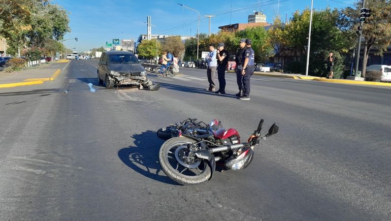 Choque entre un auto y una moto complicó el tránsito en Avenida Mosconi