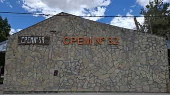 La nota fue encontrada en uno de los baños de la escuela. La nota fue encontrada en uno de los baños de la escuela.