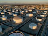 FOTO DE ARCHIVO: Tanques de almacenamiento en la refinería de Marathon Petroleum en Los Ángeles, que procesa el petróleo crudo nacional e importado en la Junta de Recursos del Aire de California (CARB