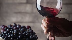 Lanzan un vino que no es vino y sin embargo funciona | LM Neuquen Lanzan un vino que no es vino y sin embargo funciona