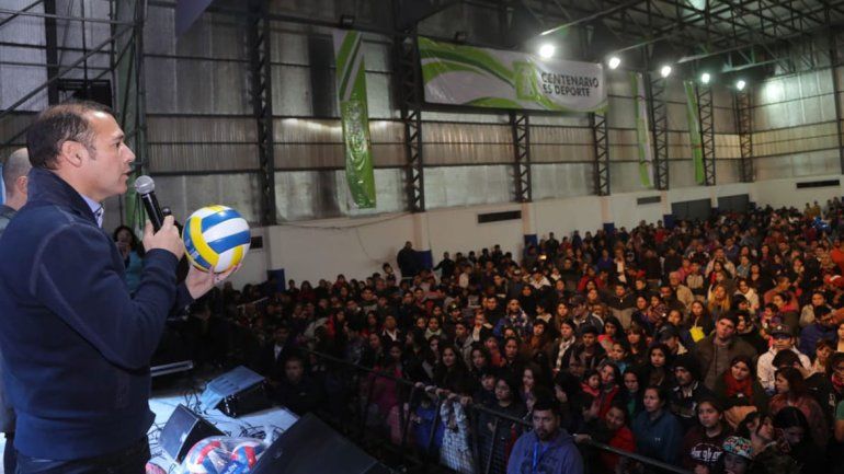 Centenario tiene otro polideportivo y lo festejó con todos los vecinos
