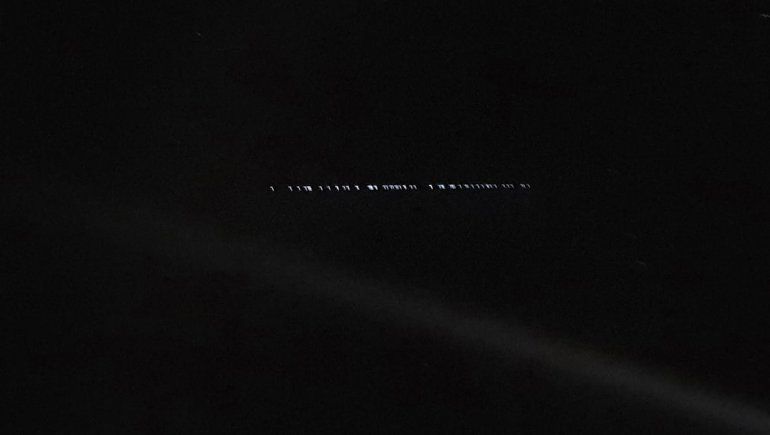 Una fila de luces en el cielo sorprendió a vecinos del Alto Valle