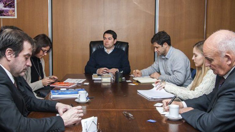 Alejandro Monteiro junto a funcionarios nacionales