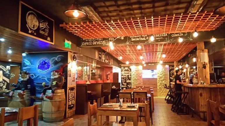 Adelante de sus hijos destrozó un bar y agredió a una moza y a un policía