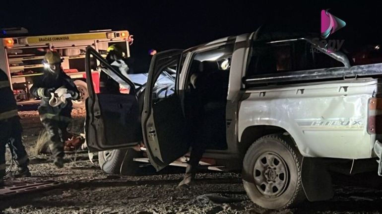 La camioneta volcó a la altura del Aeroclub de Cinco Saltos