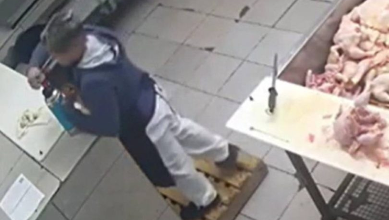 La mujer fue imputada por lesiones leves y su compañero de trabajo se encuentra estable.
