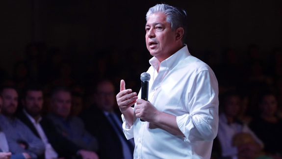 Rolando Figueroa ratificó que sigue la obra pública pese al olvido de la Nación