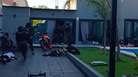 Un allanamiento en plena pool party terminó con tiros y un muerto. | LM Neuquen Un allanamiento en plena pool party terminó con tiros y un muerto.