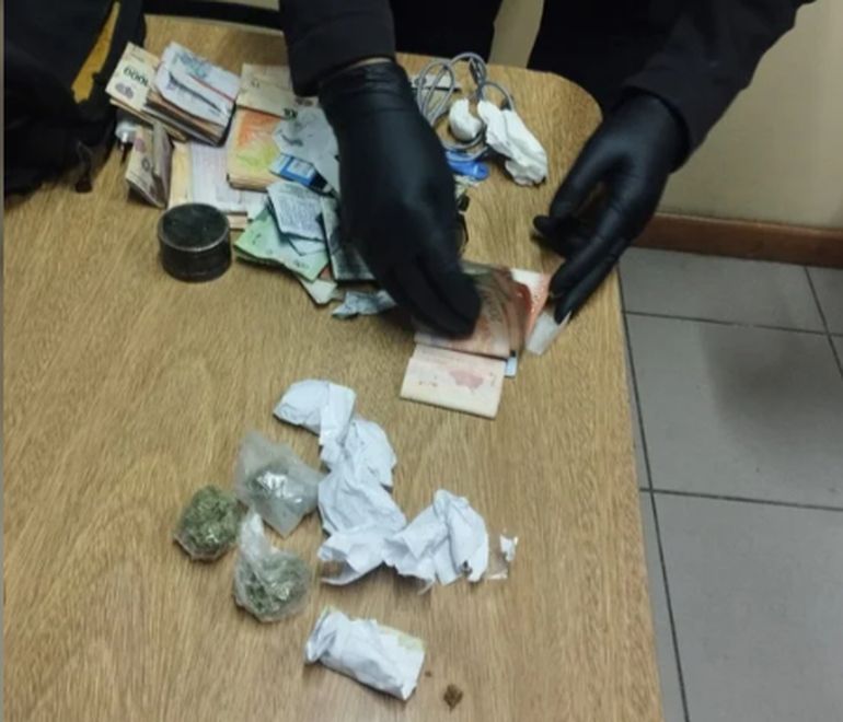 La marihuana y el termo fueron secuestrados, pero el pasajero quedó en libertad, con una causa abierta por tenencia de estupefacientes. La marihuana y el termo fueron secuestrados, pero el pasajero quedó en libertad, con una causa abierta por tenencia de estupefacientes.