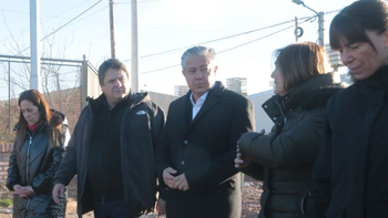 Rolando Figueroa recorrió una obra de asfalto junto al intendente Mariano Gaido.