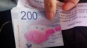 Regaló billetes $200 en el tren junto a un mensaje