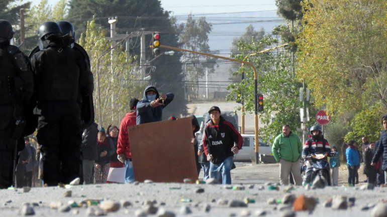 Manifestantes y fuerza de seguridad se enfrentaron con piedras
