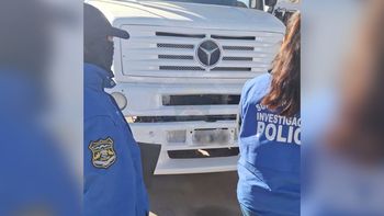 El personal policial relevó más de 80 vehículos durante el procedimiento.