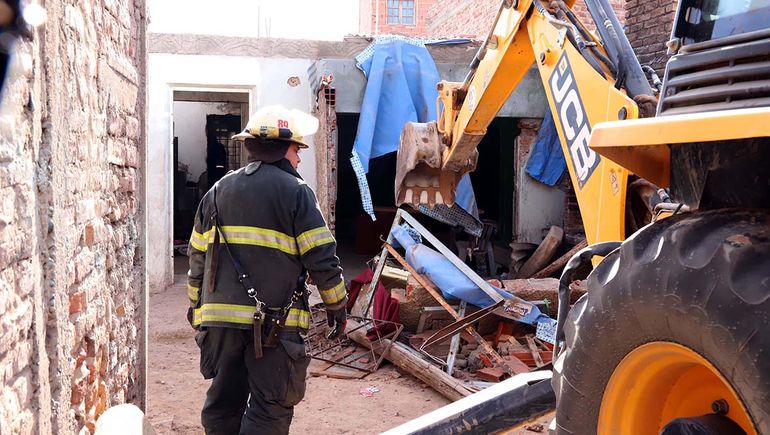 Demolición del segundo kiosco narco clausurado en Centenario: qué pasó con el dueño de la casa