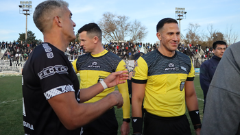 Bruno Amiconi hablando con Manuel Berra en el partido contra Villa Mitre. El árbitro salió de la cancha riéndose y mirando a la platea. Foto: Anahí Cárdena Bruno Amiconi hablando con Manuel Berra en el partido contra Villa Mitre. El árbitro salió de la cancha riéndose y mirando a la platea. Foto: Anahí Cárdena