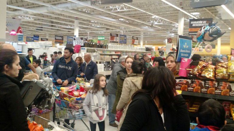 Súperofertas: largas colas en los supermercados de la región