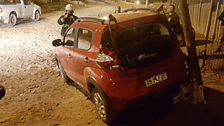 Se le quedó el auto en una calle empinada y chocó marcha atrás contra un poste