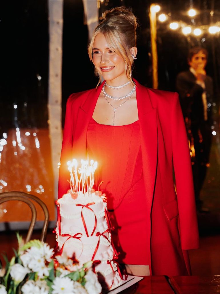 La joven eligió una decoración para la torta que combinó con su ropa. La joven eligió una decoración para la torta que combinó con su ropa.