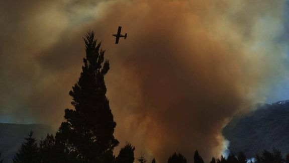 Continúa la lucha contra los incendios forestales en El Bolsón.