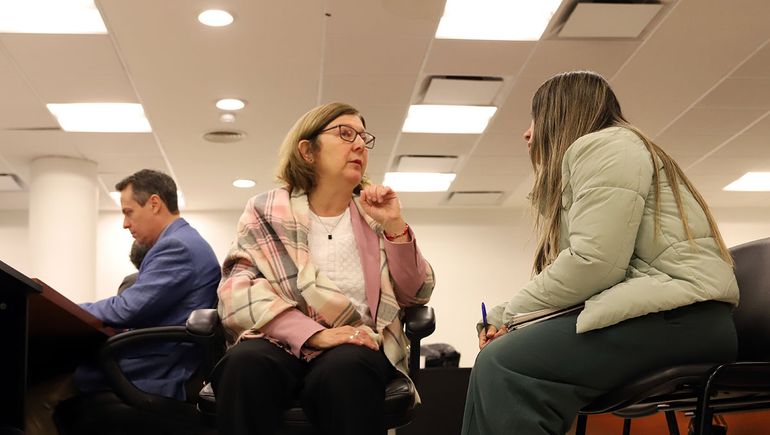 La defensora oficial Laura Giuliani, con Isabel Montoya.