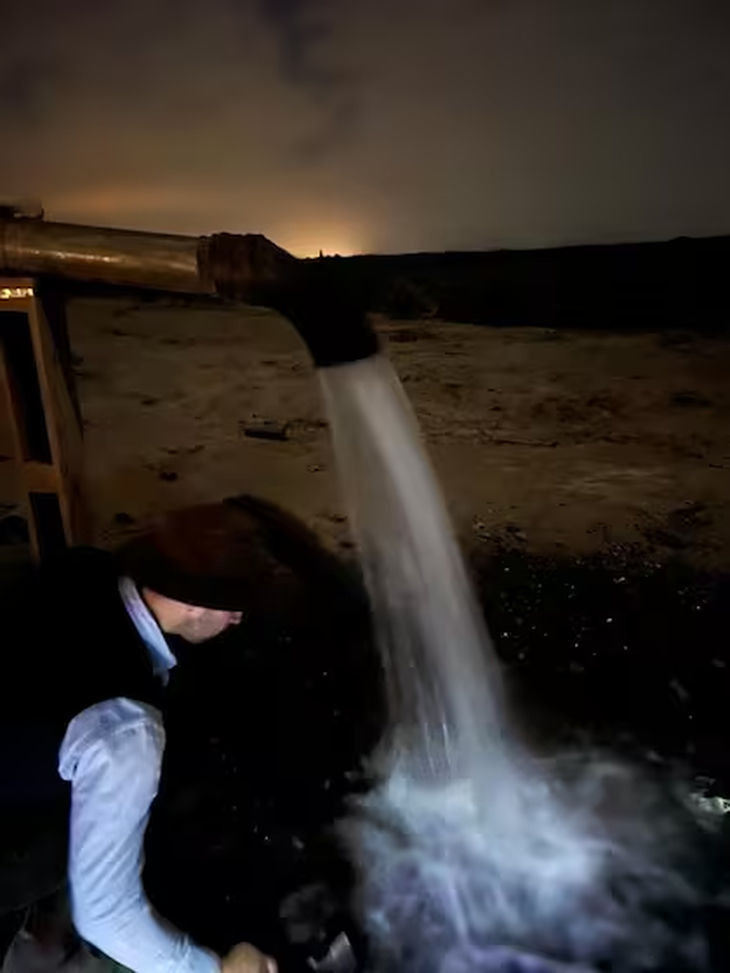 Momento en que comienza a salir agua. Foto: gentileza. Momento en que comienza a salir agua. Foto: gentileza.