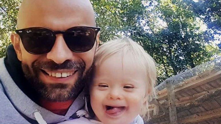 El soltero gay que adoptó a una beba down y emociona